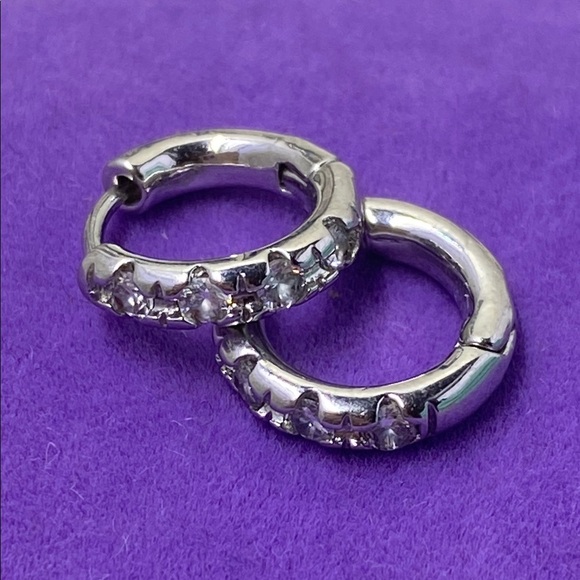 💛 Elegant Silver Crystal Huggie Earrings - Picture 1 of 5